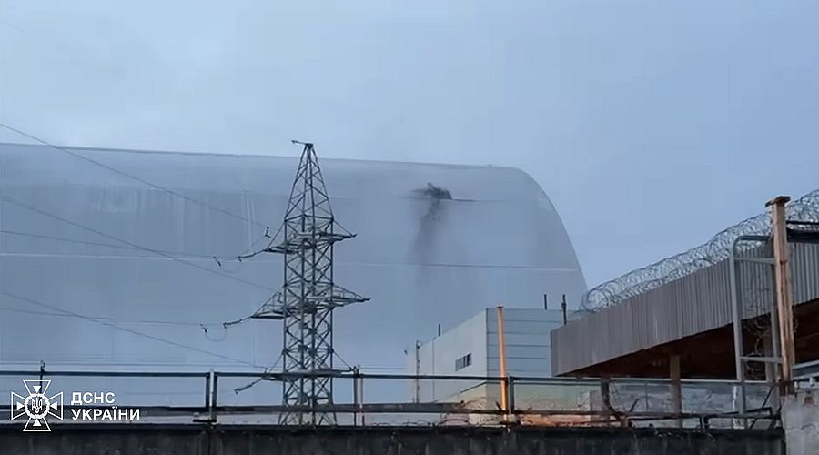 Руски дрон нанесе сериозни щети на защитния корпус срещу радиация в АЕЦ "Чернобил" (ВИДЕО)